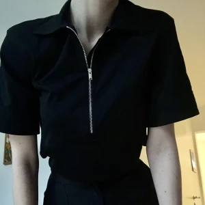 Kortärmad skjorta från Arket  - Kortärmad skjorta från Arket. Knappt använd. Skön kvalité 🎀