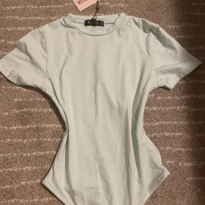 Mintblå body - Jättesöt body som är perfekt nu till sommaren/våren! Aldrig använd, Gratis frakt 💓