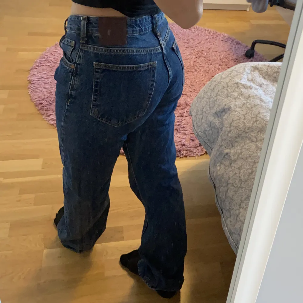 GRATIS frakt t.om 17/4💕  Lågmidjade raka jeans från bik bok i modellen ”Low straight 570” i färgen blå. Ordinarie pris 699kr. Säljer för 199. Knappt använda och inga defekter. Dessa är W27 L32, motsvarar stl S. Skriv eller köp direkt💕. Jeans & Byxor.