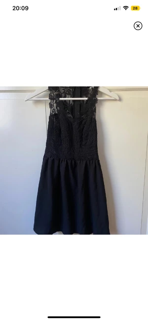 Klänning - Klänning med spets detaljer uppe, storlek 34/xs