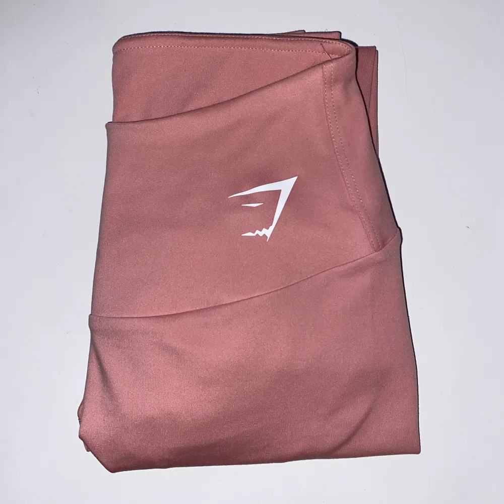 Säljer dessa helt nya leggings från gymshark i färgen pale pink då de är för små för mig🤍 Nypris 399kr, säljer för 100kr🤍. Jeans & Byxor.
