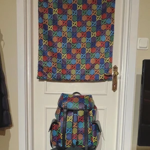 Gucci psychadelic leather backpack - Nigga byten! Gucci läderväska retail:24 000kr 9,5/10 nyskick köptes helt ny i somras (!kvitto och allt OG går att lösa dvs alla tags och accessoarer) rymlig och användbar med många olika fack. Lätt att matcha eftersom alla olika färger.