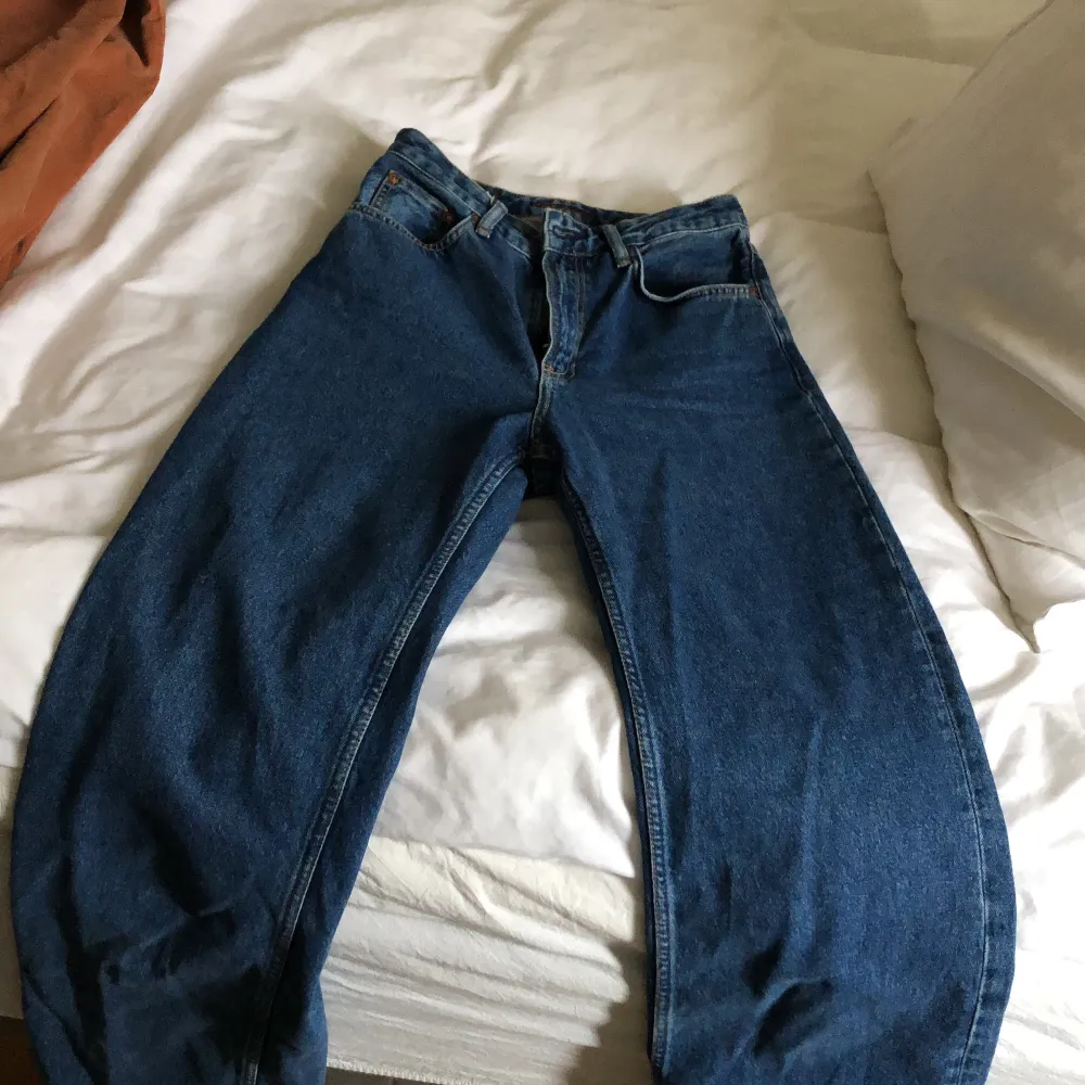 Hur fina high-waist jeans som helst men för stora för mig! Knappt använda eftersom jag inte hann lämna tillbaka innan tiden gick ut:( Köpta för 1600. Jeans & Byxor.