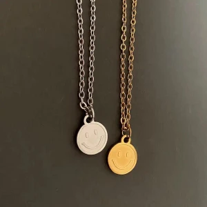 Smiley halsband  - Smiley halsband pläterade i sterling silver! Finns att köpa här och hos www.tinsel.se Hemsidan erbjuder just nu fri frakt 🥰