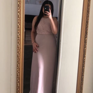 Långklänning  - Lång klänning som passar S (34-36 kanske38). Andvänd endast en gång en några timmer. Det är ljus färg mellan rosa-lilla-grå. 