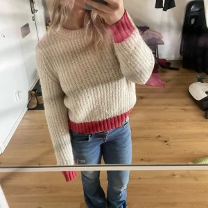 Stickad tröja  - Super söt och lite unik stickad tröja. Använd fåtal gånger så i som nytt skick. Skriv dm vid intresse. Storlek xs/ s skulle jag säga 🫶
