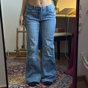 Brandy jeans 🫐 - Super fina uppsydda brandy melville jeans som är ”ribbade”. Köparen står för frakt, fraktar endast💓innerbenslängden 74cm midja 35cm