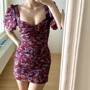 Zara blommig klänning  - Oanvänd med prislappen kvar. Köpt för 400kr.