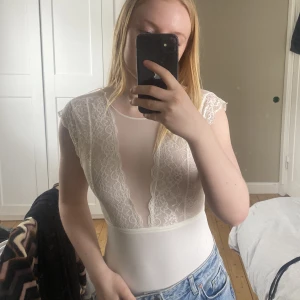 Vit body - Vid body i spets från bubbleroom i strlk S. Ingen fraktkostnad.