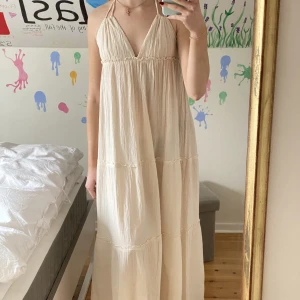 Bikbok Cannes klänning - Bikbok Cannes lång sommarklänning, passar perfekt till midsommar! Endast använd en gång.