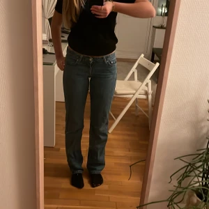 Arrow lågmidjade jeans från Weekday - Säljer dessa superfina lågmidjade blåa jeansen från Weekday i modellen arrow pågrund av att de inte kommit till andväning. Endast andvända en gång, inga defekter och i nyskick. Frakt tillkommer