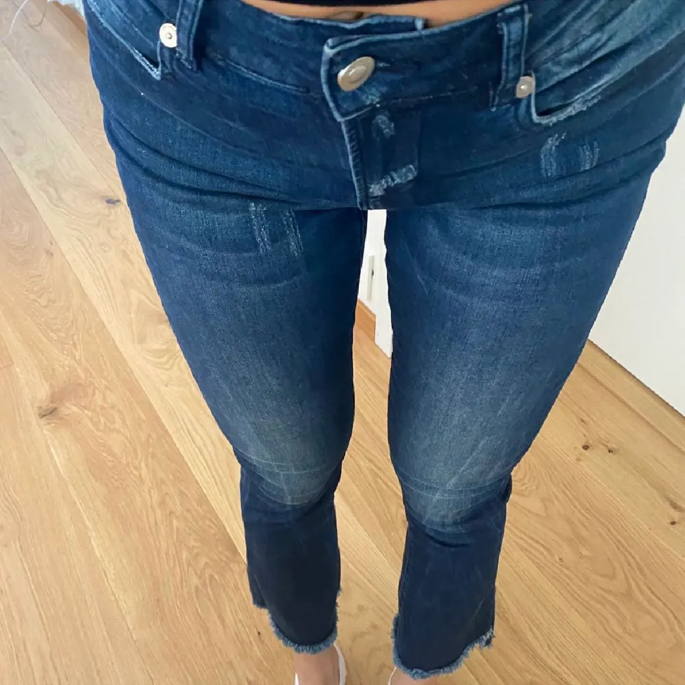 Blåa jeans i croppad modell från Two angels, strl xs. Knappt använda så fint skick! 💙. Jeans & Byxor.