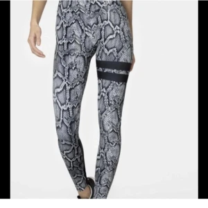 Stronger tights  - Säljer dessa stronger tights då de ej kommer till användning längre. Superfina! Fri frakt, nypris 799kr tror jag, tror ej de säljs längre dock❤️