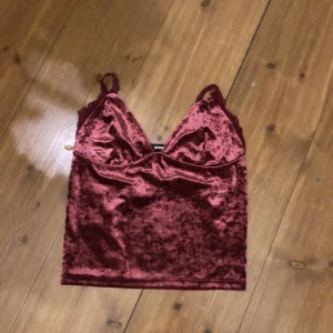 Linne - Ett rosa plyrs linne med spetsdetalj 