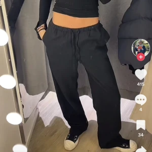 svarta linnebyxor  - superfina svarta linnebyxor ifrån bikbok, storlek xs. slutsålda!! säljer samma i vitt också🫶🏼 