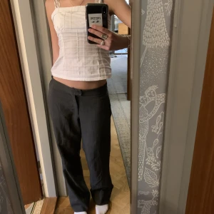 Filippa K kostymbyxor - Grå kostymbyxor från Filippa K 🥰 jag är 168, innerbenslängd 73 cm (men uppsydda 10 cm så kan bli 83cm)