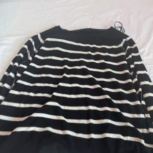 Hej! säljer denna svarta stickade tröjan som fortfarande har prislappen kvar!🫶🏾