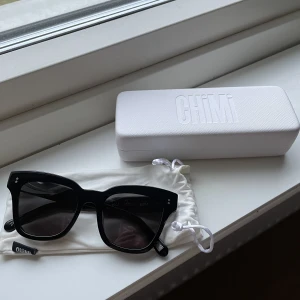 CHIMI solglasögon  - Säljer ett par chimi solglasögon i modellen #005 i färgen berry (svart). Knappt använda (cirka 5 gånger) det vill säga att dem är i bra skick