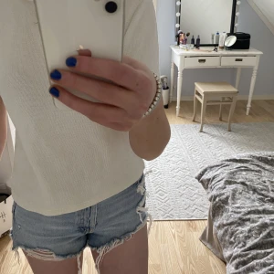 Zara shorts  - Säljer dessa zara shorts med slitningar. Perfekta för sommaren.! Midjemått rakt över: 36cm  Skriv om ni har några frågor!❤️ köparen står alltid för frakt 