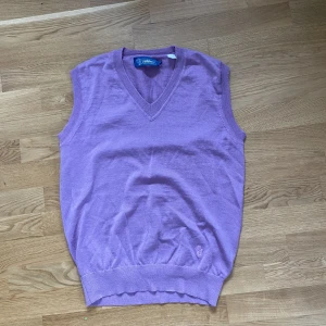 Lila väst - En superfin lila väst i jättebra skick som är köpt på 2hand! Den är lite oversized på mig som är 173 och vanligtvis har storlek L/M, men det funkar att ha en skjorta eller annan tröja under!