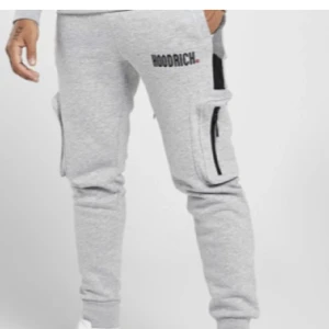 Hoodrich byxor  - Jätte fina gråa hoodrich byxor med gömd ficka från JD. Knappast använd den är som ny. Om du vill ha flera bilder så är det bara att skriva. Kan tänka mig att byta mot något.