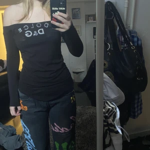 Dolce Gabbana topp - En vintage Dolce Gabbana off the shoulder topp, går in vid midjan och sitter skit snyggt!! 