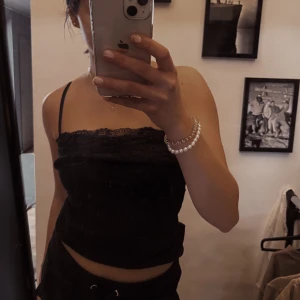 Linne - Så fin topp med spets!! (Vikt den upp och ner på bilden bara så spetsdelen syns bättre)