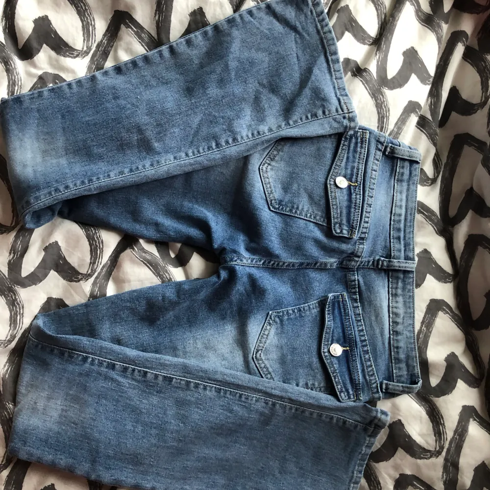 As coola låg midjade jeans 💕 köpta för länge sedan och kommer inte till användning därav priset 💞. Jeans & Byxor.
