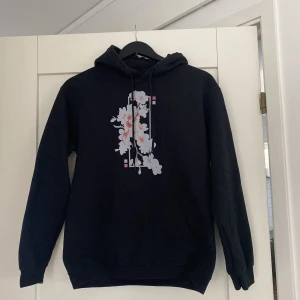Hoodie Shawn Mendes Festival Tour 2018  - Säljer min limited edition Shawn Mendes hoodie/huvtröja i svart. Köpt på hans konsert i Globen 2018. Använd vid ett fåtal gånger. I väldigt bra skick. Fint blommigt motiv framtill. Skriv för flera bilder! 