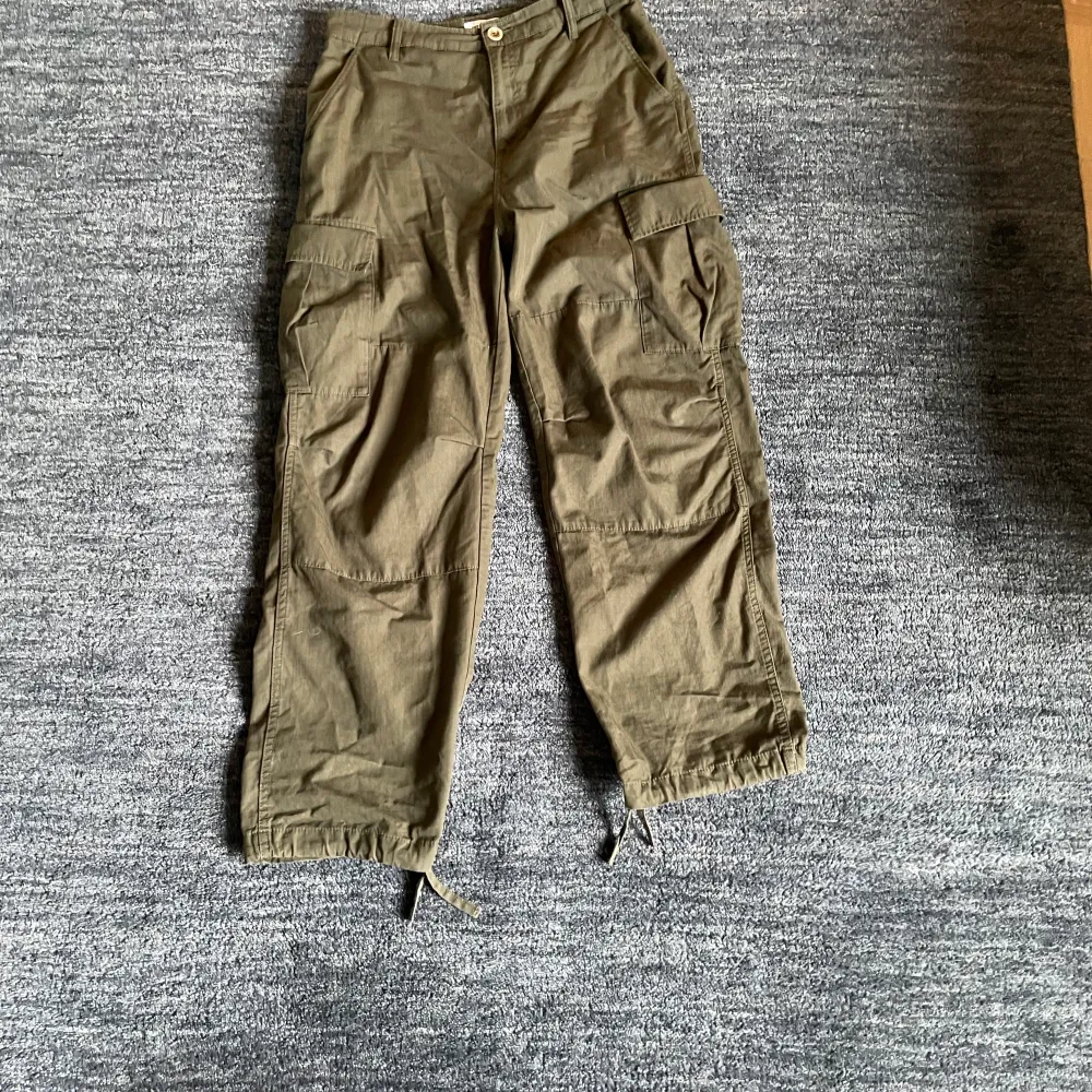 Ett par gröna cargo byxor/”parachute pants i storlek 38 de går att justera vid benöppningen. Storleken är 38 men passar lite mindre 😄. Jeans & Byxor.