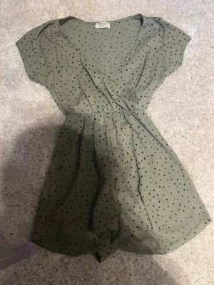 Prickig grön byxdress  - Grön med svarta prickar, byxdress, chiquelle, XS, somrig, nästan aldrig använd, används inte av mig.
