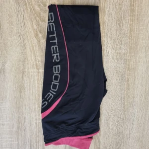 Better bodies tights  - Träningstights från better bodies. Low waisted. Använt skick. Dragkedja vid anklarna. Säljes pga garderobsrensning. 