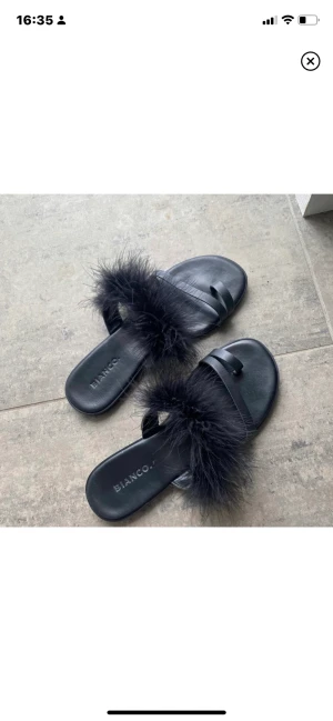 Sandaler  - Intressekoll. Ett par superfina sandaler från Bianco med fakepäls på. Storlek 37. Använda tre gånger. Köparen står för frakten, inga returer 🥰