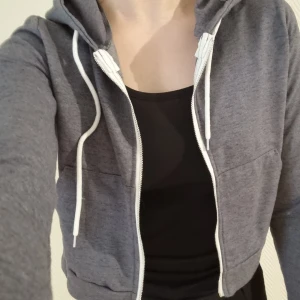 Croppad hoodie  - Grå croppad hoodie från Shein, storlek L (men väldigt liten i storleken så hade snarare kallat den M/S). Sparsamt använd och i mycket fint skick. 