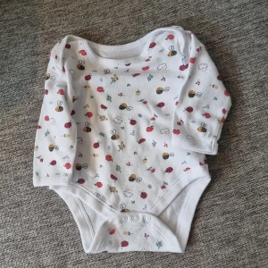 Body storlek 68 - Body med söta kryp på från primark  3/6 månader 68 cm. Nyskick 