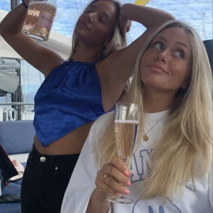 Ganni tröja - Jättefin ganni tröja som jag köpte 2021 på Nk. Köptes för 1800kr. Jättefint skick och en super fin tröja.