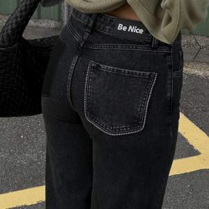 Säljer ett par oanvända jeans från NA-KD, Ida Carlssons kollektion. Ordenarie pris 500kr🌟