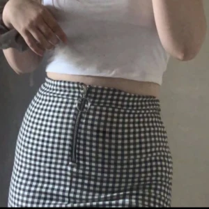 Rutig kjol 🖤🤍 - En rutig kjol från New Yorker Med en dragkedja där fram Sitter rätt tajt men jätte bekväm Använd fåtal gånger  Vid funderingar eller mer bilder är det bara att skicka ett meddelande 🤍🖤