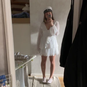 Student - Säljer denna student”klänning”! Egentligen en playsuit med shorts men ser ut som en klänning. Perfekt till ursprunget!!