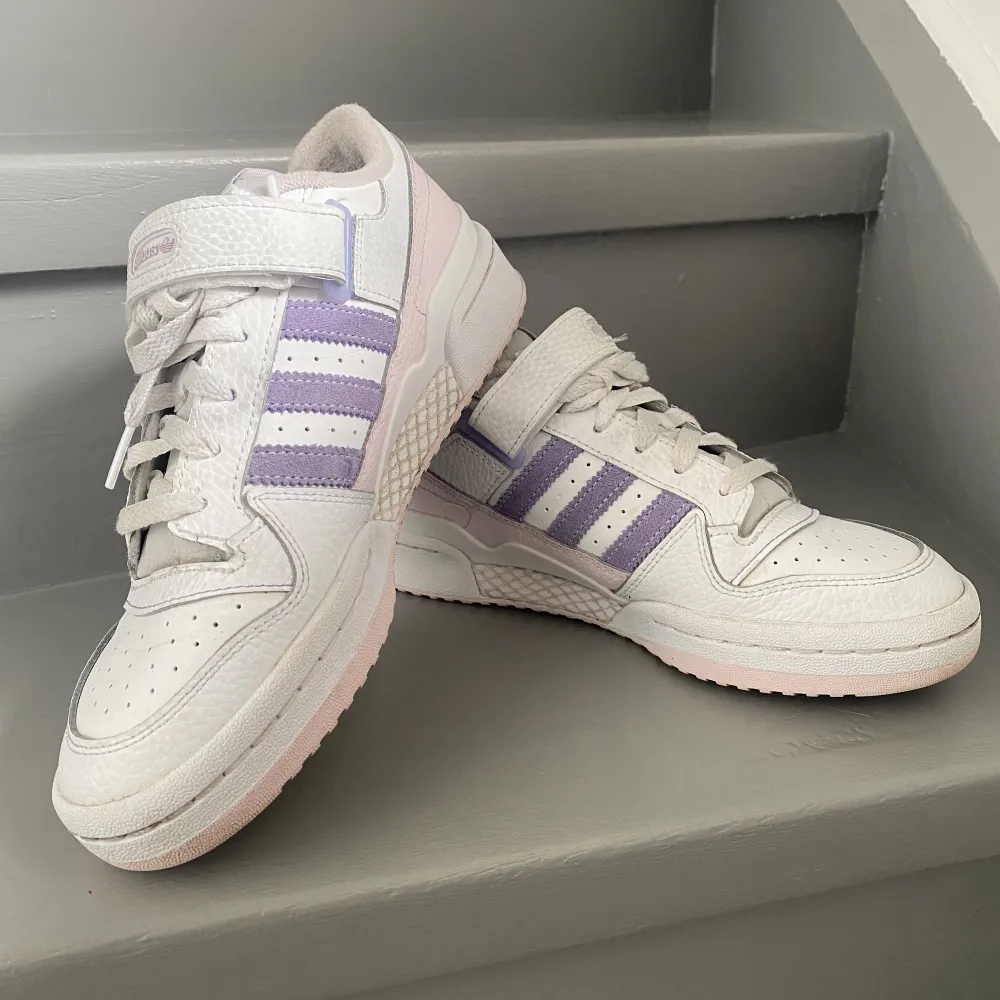 Jättesnygga sneakers från adidas  Sparsamt använda, bra skick Strl 38 2/3 ❤️‍🔥. Skor.