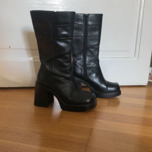 Stövlar  - Säljer ett par av mina absoluta favoritskor då de inte kommer till användning länge. Nästan som nya skulle jag säga❣️