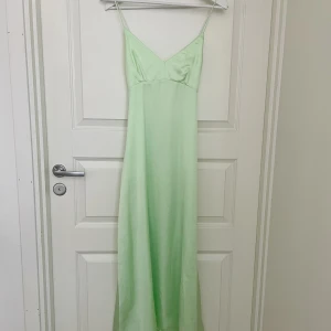 Långklänning i satin - Grön långklänning i satin med såå fin rygg från Zara.  Aldrig använd, nyskick med prislapp kvar Storlek XS  Denna klänning är perfekt till sommar, vår och till bröllop 💞