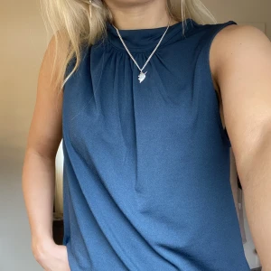 Blus - Säljer denna superfina blå/gröna blusen💘💞passar till allt! (Spegeln är smutsig, inte blusen)