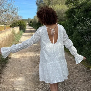 Nakd klänning med ärmdetalj - Säljer denna slutsålda klänningen från nakd i tre olika storlekar (nyskick) då jag beställde hem fyra och hittade en som passade mig💕 säljer i storlekarna 32,34,38💕skriv om vilken av storlekarna ni vill köpa!