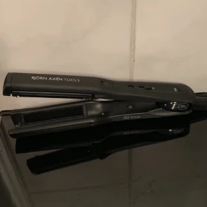 Björn Axén platttång/locktång/vågtång  - Hårverktyg med tre funktioner  Använd vid fåtal tillfällen  Nypris 999 kr 