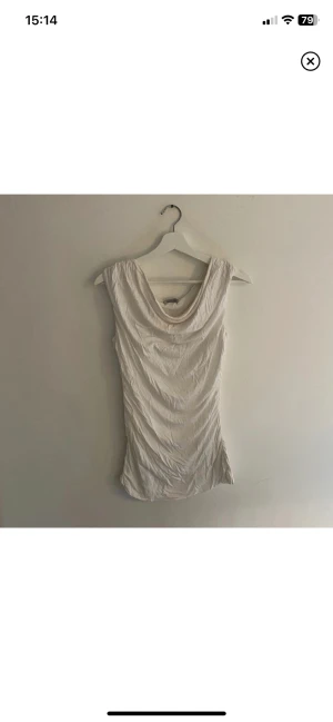 Linne - Ett snyggt vitt linne som passar PERFEKT att styla lite med lager på lager😚👌🏼 Hör av er om ni har några frågor så blir ja glad:)) 3 FÖR 2 PÅ ALLT I MIN PROFIL!!