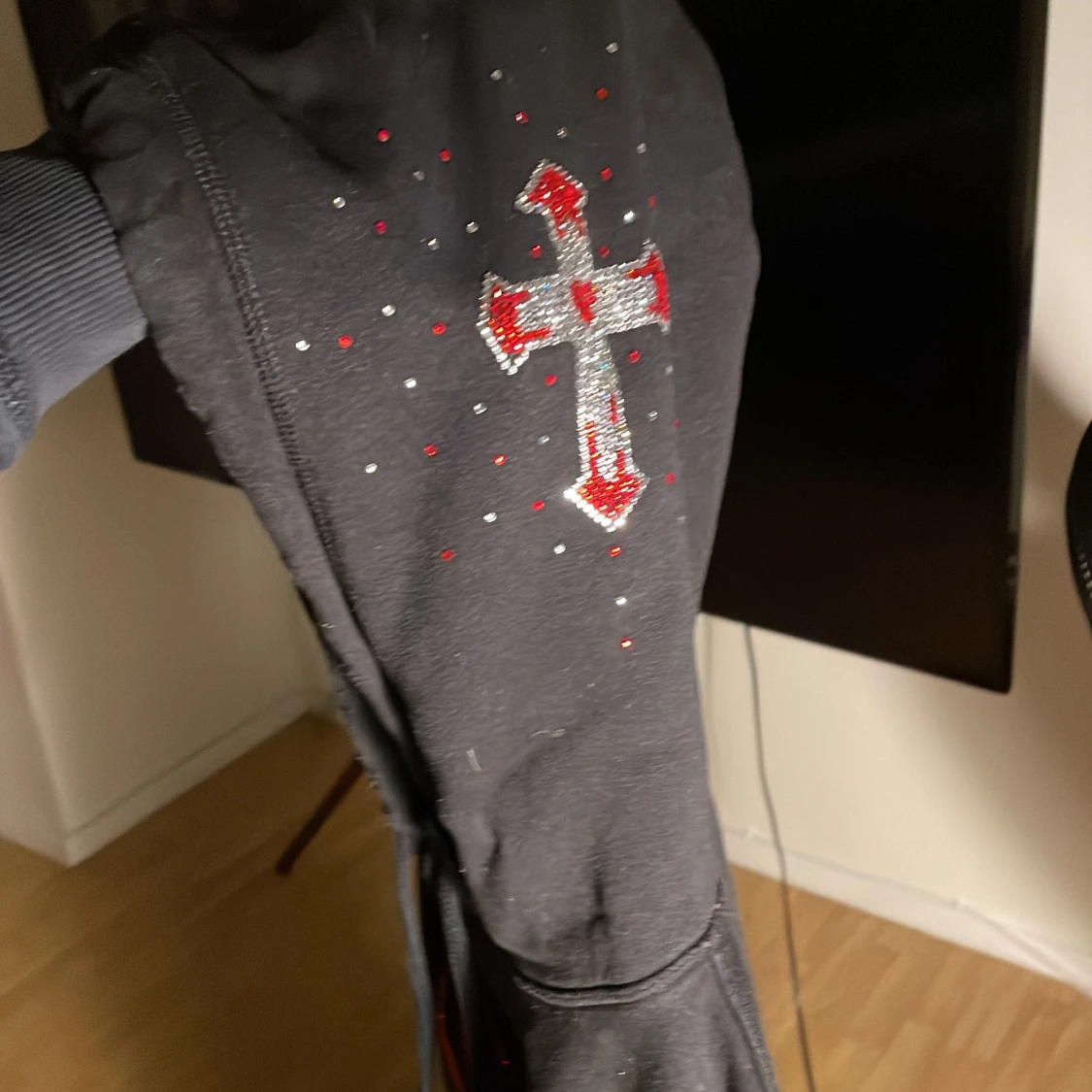 Egengjort motiv på hoodie RHINESTONES  - 90