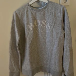 Hugo boss - Tjena! Säljer denna tröja då den är riktigt för liten för mig. Skick 9/10 då den knappt har kommit till användning. Nypris: 1000. 