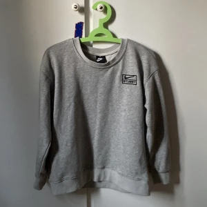 Nike x Stussy - Säljer min Nike x stussy crewneck Vet inte om den är äkta Storlek M men är ganska liten i storlek  Kan frakta