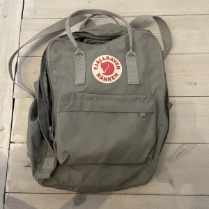 Grå fjällräven kånken - LjusGrå fjällräven kånken ryggsäck, använd ett fåtal gånger. Nypris 1100 men säljer för 350❤️